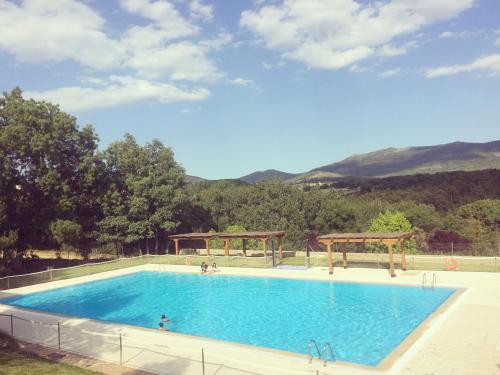 Swimmingpoolen hos eller tæt på AL VIENTO, Alojamiento & Turismo Rural Horcajuelo