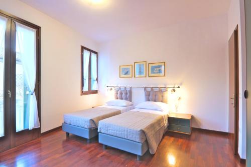 Tempat tidur dalam kamar di Ca' Nova Apartments