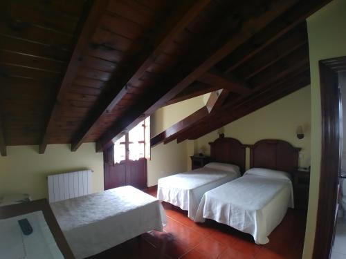 a bedroom with two beds in a room at El Pedroso in Santillana del Mar