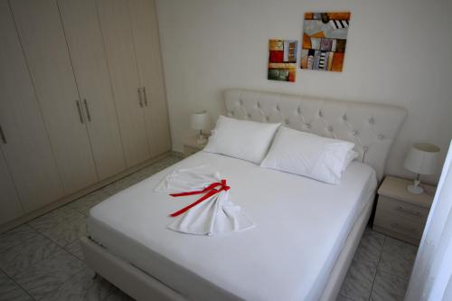 Cozy Apartment tesisinde bir odada yatak veya yataklar