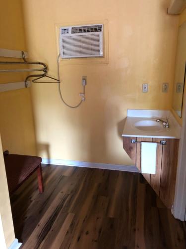 baño con lavabo y aire acondicionado en Americas Best Value Inn - Jonesville, en Jonesville