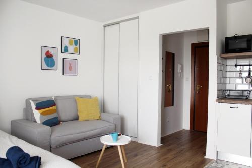 uma sala de estar com um sofá e uma mesa em Studio apartman Knežija em Zagreb