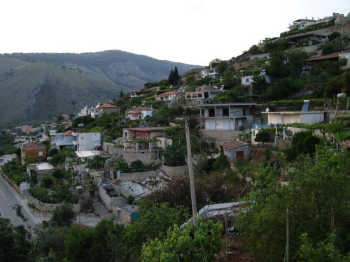 a village on a hill with houses on it at Belvedere Adriatica in Qeparo