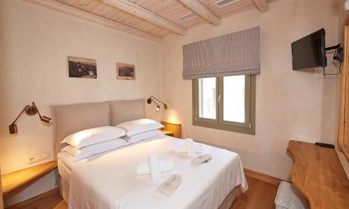 Una cama o camas en una habitación de Sunrise Tsagkarada