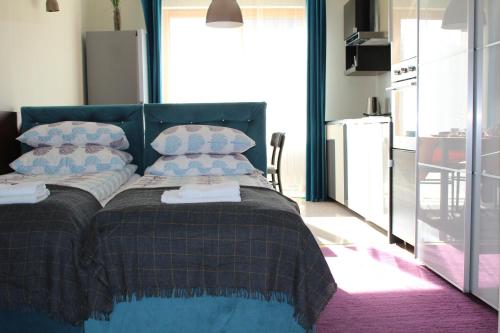 ポズナンにある3-Studioのベッドルーム1室(枕付きのベッド1台付)、キッチンが備わります。