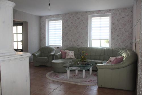 a living room with a couch and a table at Spreewald Ferienwohnung Lübben in Lübben