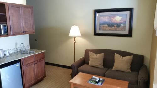 a living room with a couch in a hotel room at StoneCreek Lodge in Missoula