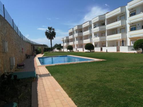 a swimming pool in front of a building at Jardim Paraiso Apartments in Albufeira