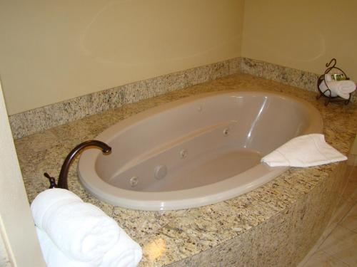 a large bath tub in a bathroom with towels at StoneCreek Lodge in Missoula