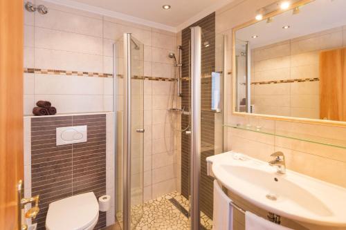 Koupelna v ubytování Hotel Garni Haus Tyrol