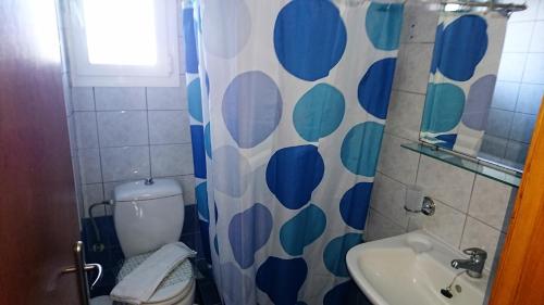 y baño con aseo y lavamanos. en Christakis en Sidari