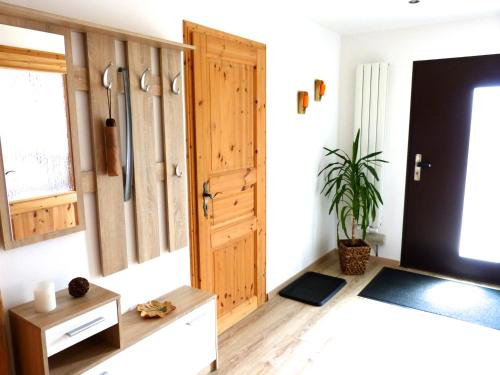 Habitación con puerta de madera y maceta. en Ferienwohnung Paul Schwarzenberg, en Schwarzenberg