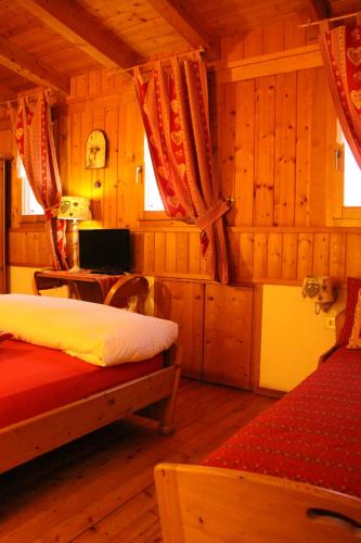 Llit o llits en una habitació de Garni Biancaneve Ruffrè-Mendola