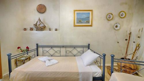 Postel nebo postele na pokoji v ubytování Feakia apartment 2