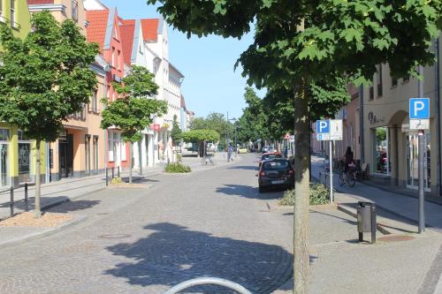 a street with a car parked on the side of the road at Spreewald Ferienwohnung Lübben in Lübben