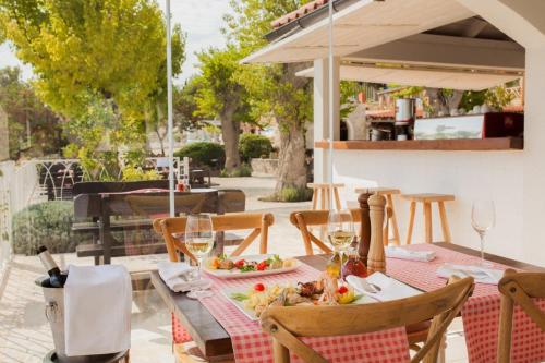 A restaurant or other place to eat at Mobile Homes Danijela in Amadria Park Trogir