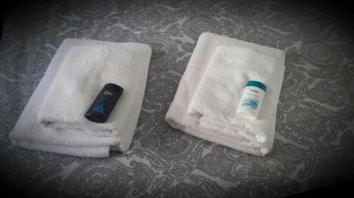 two towels and a remote control on a table at Apartamento Lisboa-Alameda in Lisbon