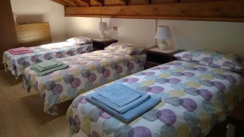 two beds sitting next to each other in a room at Mariva Holiday Home in Brusino