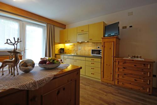 a kitchen with a bowl of fruit on a table at Piz da Cir in Colfosco