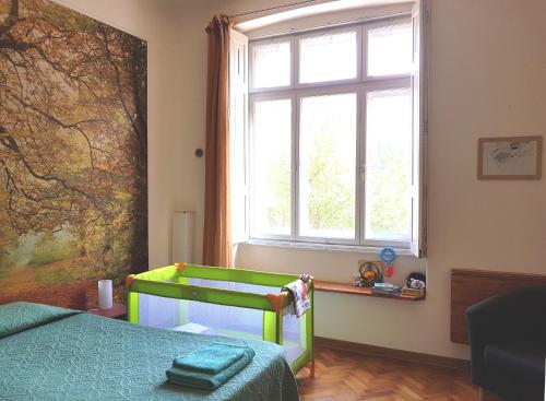 a bedroom with a bed and a window at Casa Vacanze All'angolo in Trieste