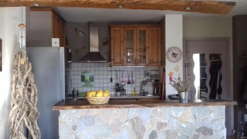 - une cuisine avec un comptoir et un bol de fruits dans l'établissement Maison du bonheur, à Borgo