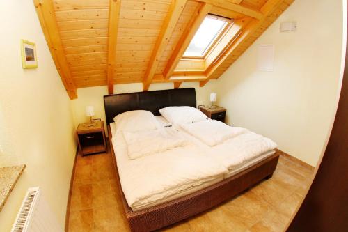 Postel nebo postele na pokoji v ubytování Ferienhaus "Zur Sprotte" in Glowe