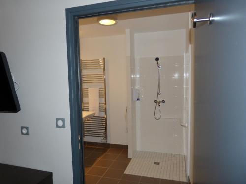 ナントにあるHôtel Terminusのガラスドア付きのシャワー付きのバスルーム