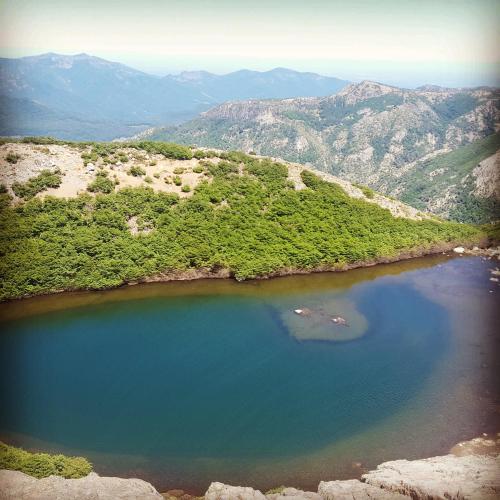 an aerial view of a lake in the middle of a mountain at Andrómeda Lodge in Las Trancas