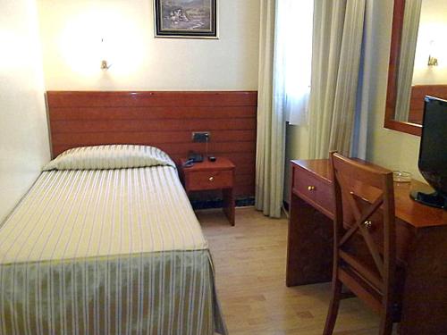 Postel nebo postele na pokoji v ubytování Hotel Toledano Ramblas