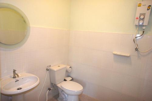 Roo Poo Guest House في كو خو خاو: حمام به مرحاض أبيض ومغسلة