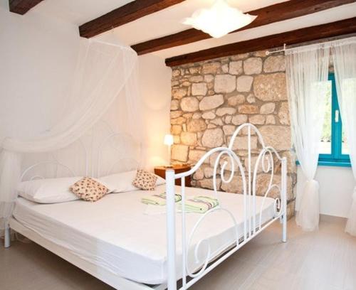 Ένα ή περισσότερα κρεβάτια σε δωμάτιο στο Little Summer House