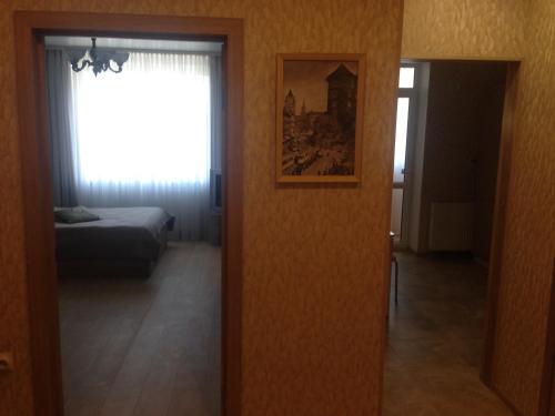 カリーニングラードにあるНа улице Зои Космодемьянскойのベッドルームと窓のある部屋へのドア