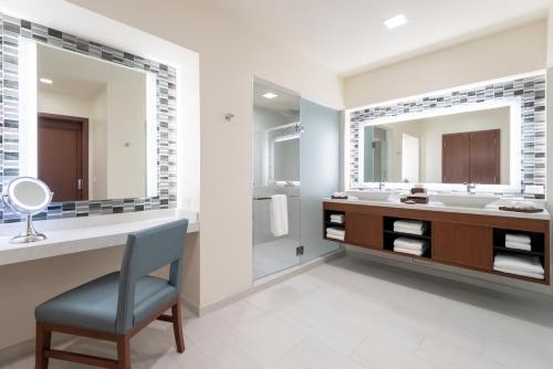 y baño con lavabo y espejo. en Resorts World Catskills, en Monticello