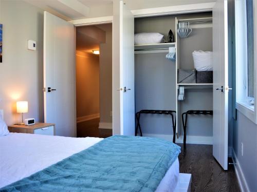 um quarto com uma cama e duas cadeiras em Simply Luxury Stays em Ottawa