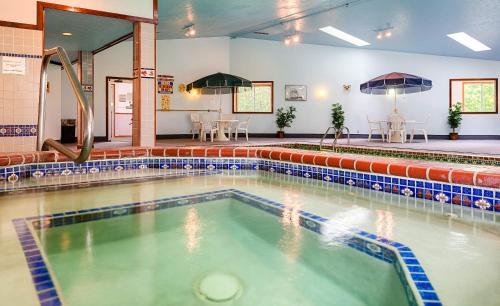 a swimming pool with a large tub in it at Rhumb Line Resort in Kennebunkport
