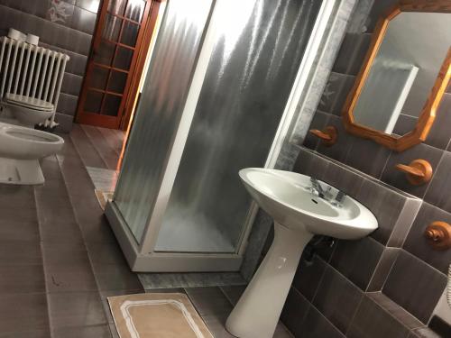 uma casa de banho com um lavatório e um chuveiro em Apartment La Terrazza em Orio al Serio