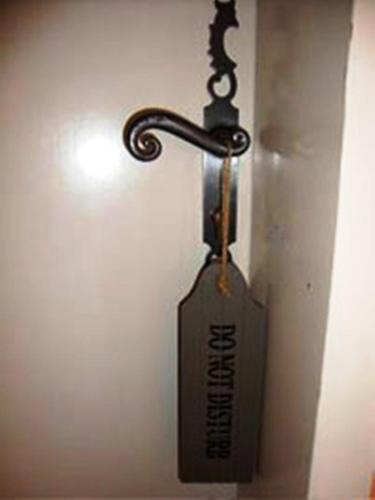 a tag hanging from a hook on a wall at Hôtel Restaurant de la Place in Saint-Jean-dʼAngély