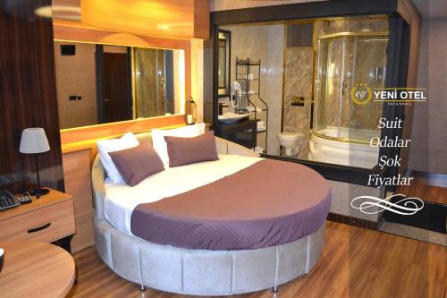 Tempat tidur dalam kamar di Gumus Palace Suites