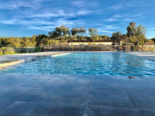 una piscina con acqua blu in un cortile di résidence Monte leone a Bonifacio