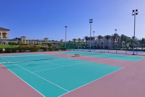 Εγκαταστάσεις για τένις ή/και σκουός στο JAZ Mirabel Resort ή εκεί κοντά