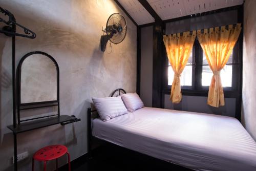 une chambre avec un lit et deux fenêtres dans l'établissement Sawatdee Guesthouse the Original, à Bangkok