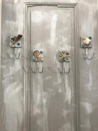 duas portas de metal com manípulos numa parede em Il Nido da Chiara em La Spezia