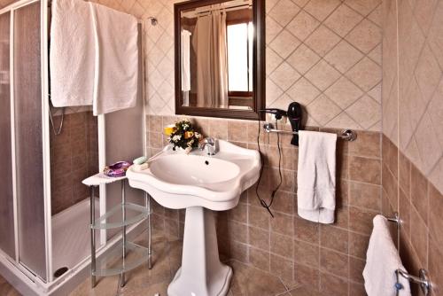 a bathroom with a sink and a mirror at Agriturismo Sa Suerera in Olmedo