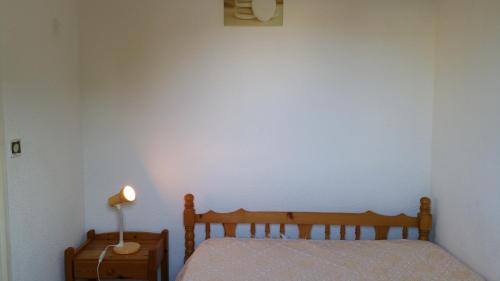 ヴィルヌーヴ・ルベにあるRésidence Cap Azur Appartement 229のベッドルーム1室(ベッド1台、テーブルの上にランプ付)