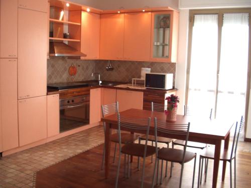 uma cozinha com uma mesa de madeira e uma sala de jantar em SEA STAR Holidays House - Beach 150 m - Private parking em Pescara