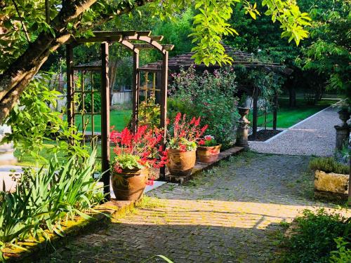 Κήπος έξω από το Domaine des Monges