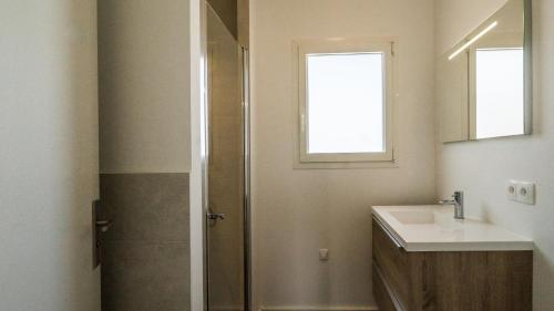une salle de bains avec un lavabo et un miroir dans l'établissement Les Terrasses de Cascavelle, à Blauvac