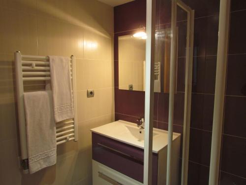 a bathroom with a sink and a mirror at Apartamentos Elvira Valderrobres in Valderrobres
