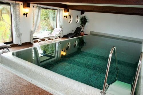 瓦爾達赫陶的住宿－全景酒店，一座大游泳池