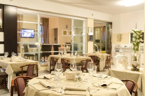 מסעדה או מקום אחר לאכול בו ב-Hotel King